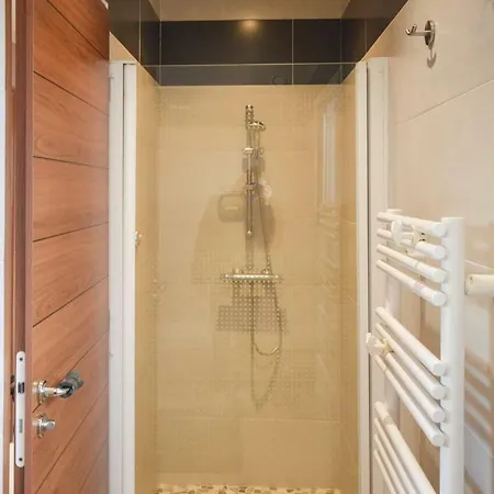 Four-bedroom Holiday In Raphael Hébergement de vacances
