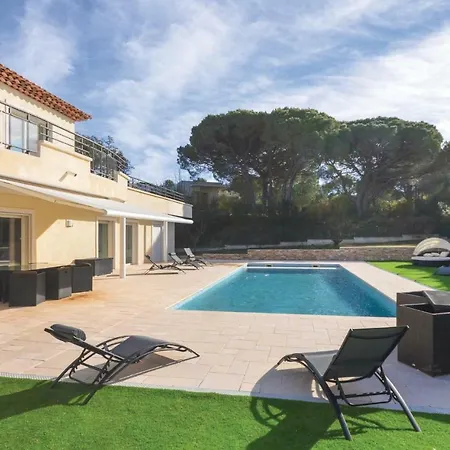 Four-bedroom Holiday In Raphael Hébergement de vacances Saint-Raphaël