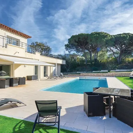 Four-bedroom Holiday In Raphael Saint-Raphaël
