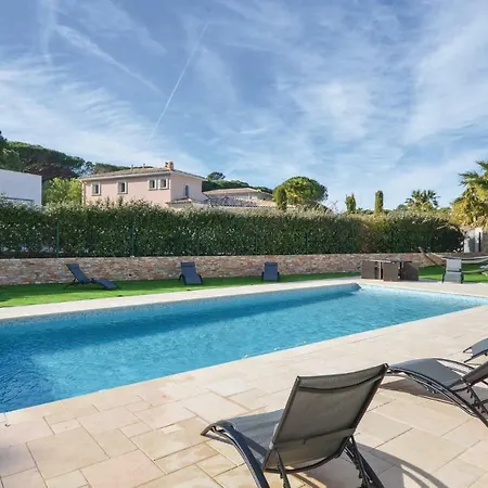 Hébergement de vacances Four-bedroom Holiday In Raphael Saint-Raphaël
