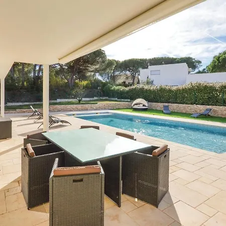 Four-bedroom Holiday In Raphael Hébergement de vacances *